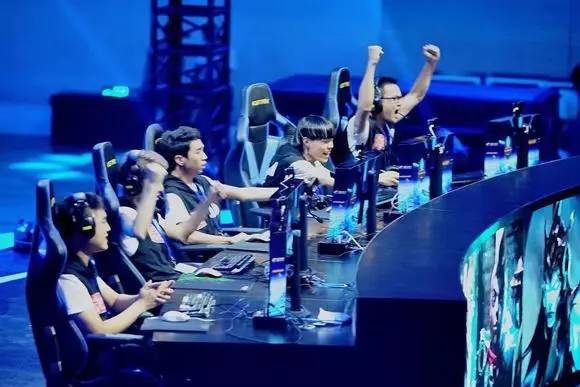 EDward Gaming 和 Anyone's Legend 取得胜利 - LPL 第二分区 2025 比赛日结果